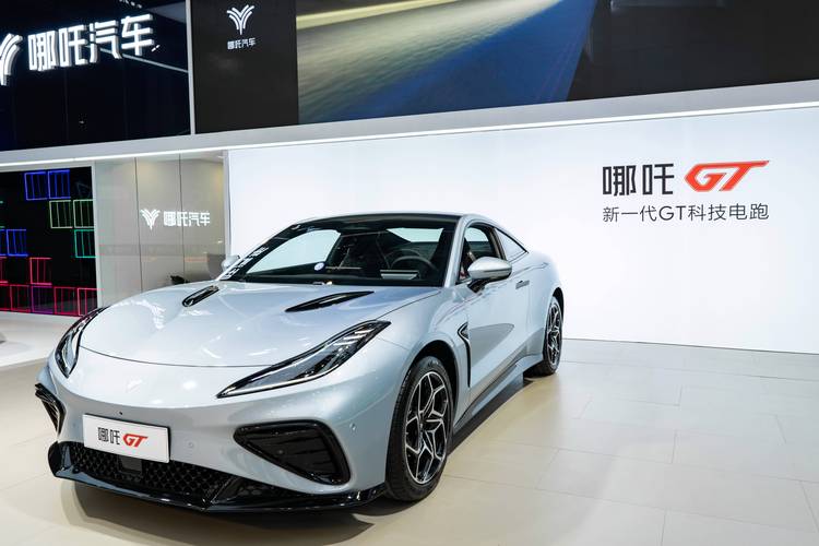 东莞1哪吒汽车在智能汽车领域的表现，领途汽车在新能源汽车市场中的影响力